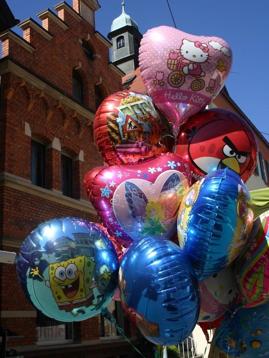 Luftballons an einem Jahrmarktstand.