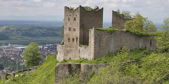 Blick auf Oberkirch und die Ruine der Schauenburg.