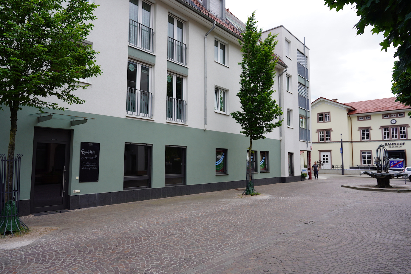 Gebäudeansicht Bahnhofstraße Richtung Bahnhof fotografiert