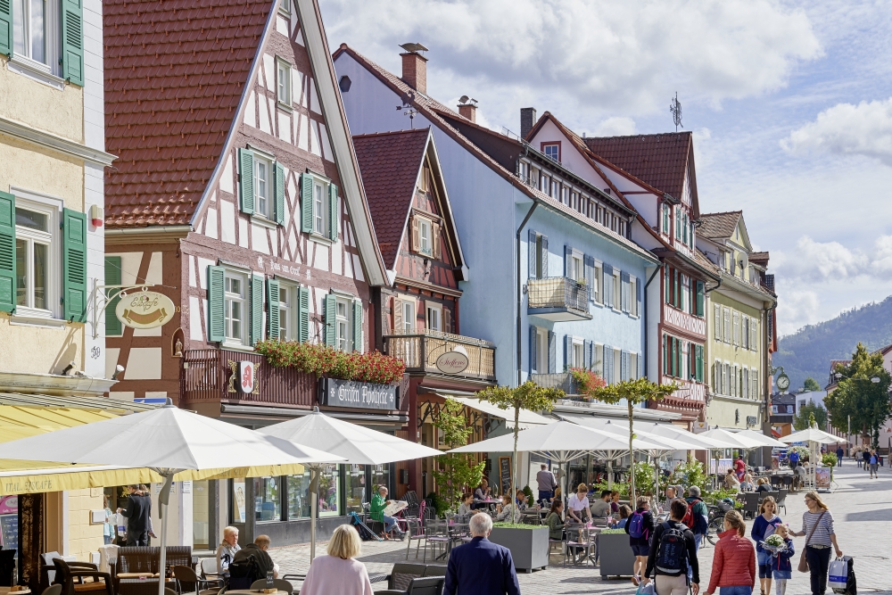 Das Bild zeigt die Oberkircher Fußgängerzone im Sommer