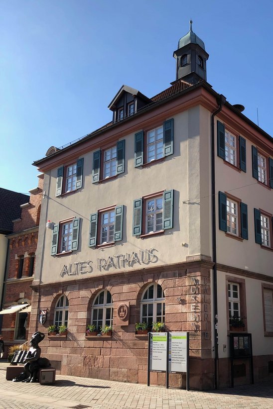 Außenansicht des Alten Rathauses mit dem Heimat- und Grimmelshausenmuseum sowie der Städtischen Galerie.