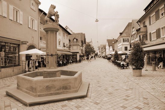 Umgebaute Hauptstraße mit dem Löwenbrunnen