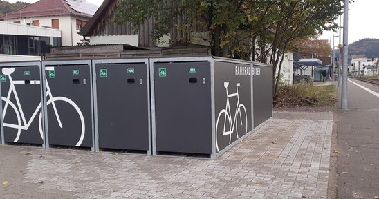 Seit Anfang November 2023 stehen Interessierten, beim Bahnhof Oberkirch 10 Fahrradboxen zur Verfügung.
