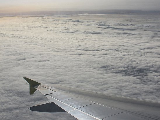 Blick auf Teil einer Flugzeugtragfläche.