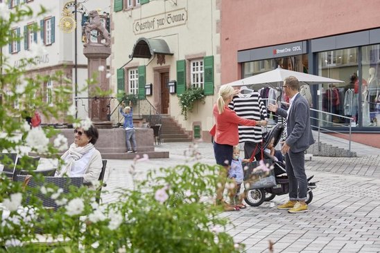 Das Bild zeigt Einkaufskunden in der Oberkircher Innenstadt