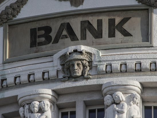 Das Bild zeigt die Ansicht eines Bankgebäudes.