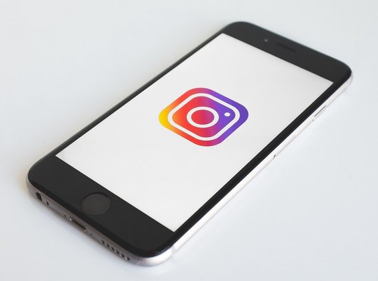Das Bild zeigt ein Handy mit dem Logo des Social-Media-Kanals Instagram.