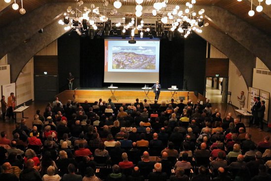 Blick auf das Publikum in der Erwin-Braun-Halle.